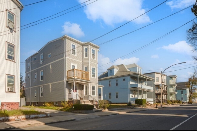 Building Photo - 1062 Saratoga St Unit 2 Beds and 1 Bath In East