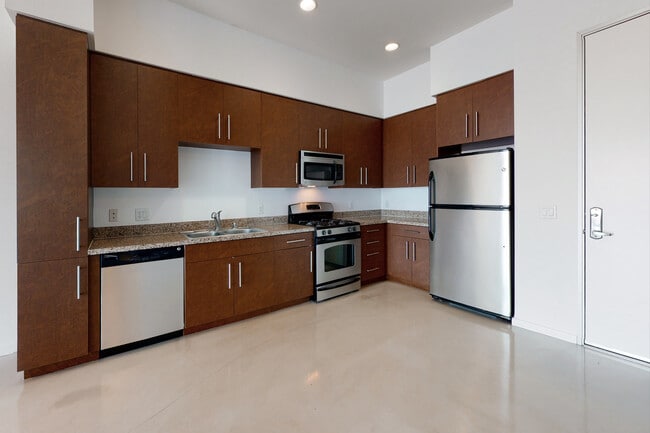 1BR, 1BA + Den - 870 SF