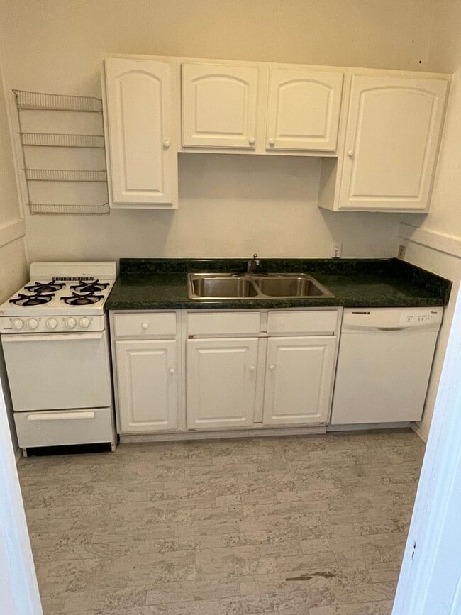 Photo - Live on Audubon Park! Top Floor Corner Unit! Unit 6
