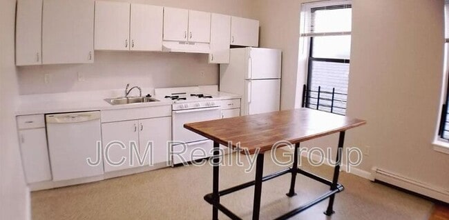 Building Photo - 34 Hartwell St Unit B /  3 Rental
