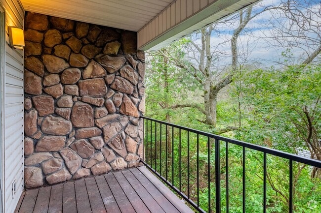 2BR, 1.5BA - 900SF - Balcony
