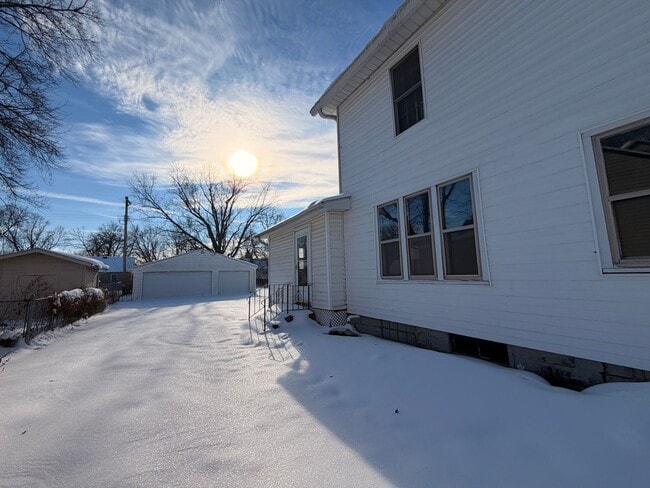 Photo - 5 Bedroom house in Webster City with Huge Garage! $1395