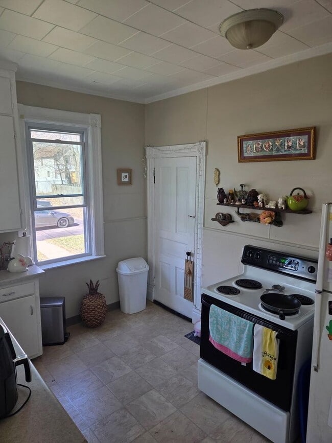 Building Photo - 818 6th St S Unit 822