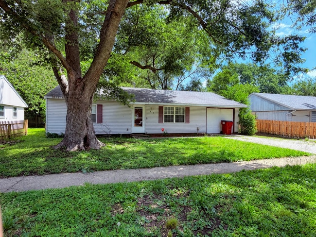 Building Photo - 610 Dogwood Dr