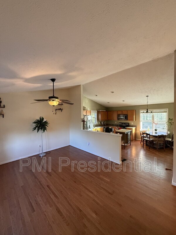 Photo - 1041 Greenview Dr
