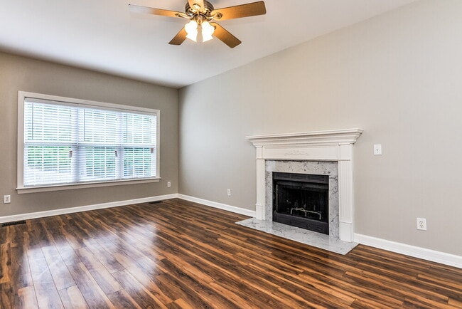 Photo - 909 Lotus Ln