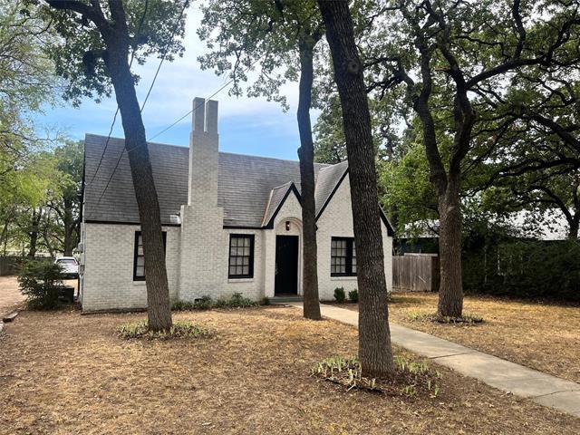 Building Photo - 2107 W Oak St Rental