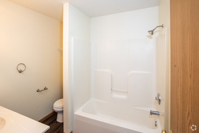 2BR, 1.5BA - 980SF - Bathroom