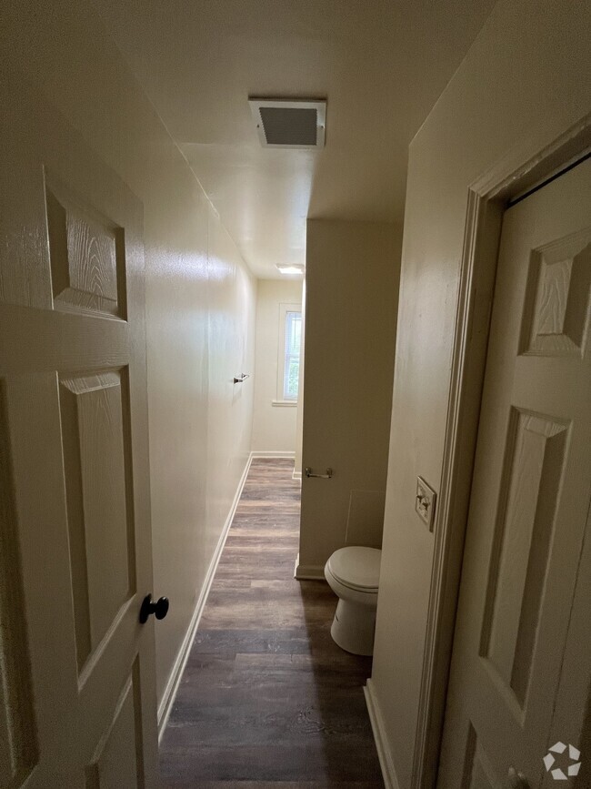 Building Photo - AVAILABLE NOW! Newly Renovated property ju... Unit #5 Rental