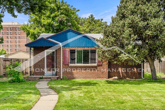 Building Photo - Cozy Home with Washer/Dryer and Fenced Yard