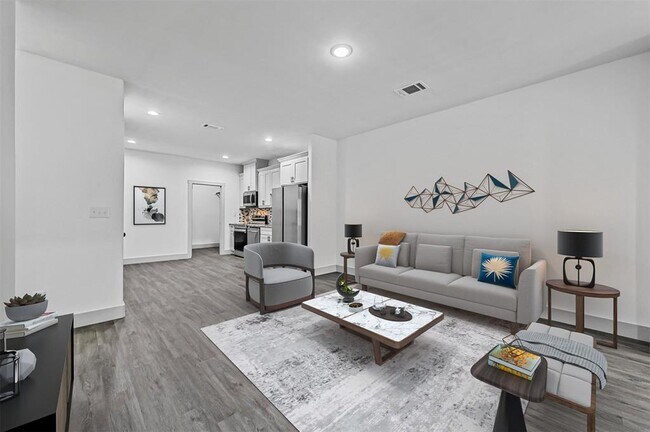 Photo - 913 W 12th St Unit 1