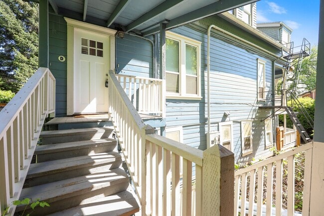 Building Photo - Victorian-style apartment available in the serene SW Hills Unit D
