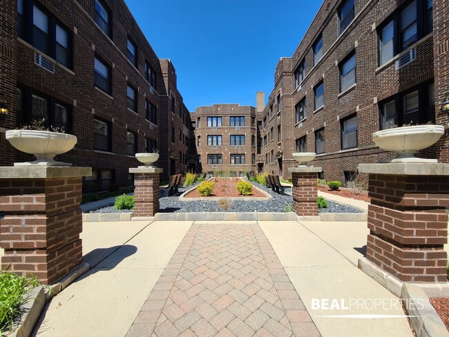 Photo - 744 W Addison St Unit S3