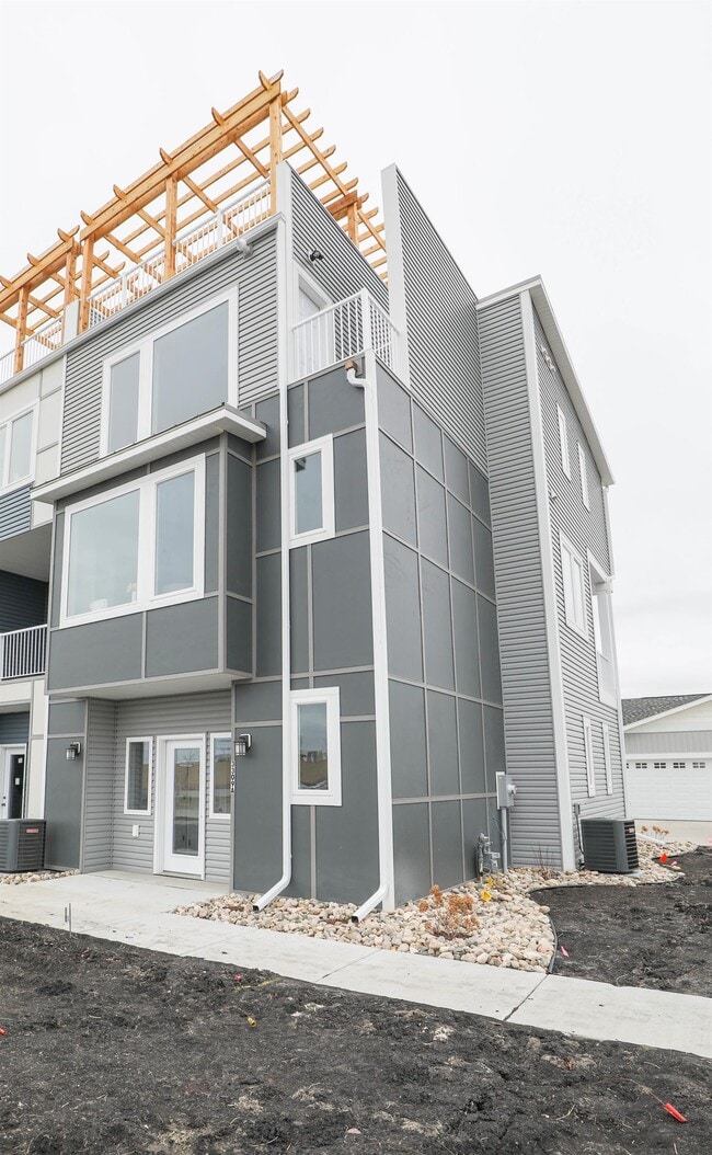 Photo - 3309 6th Way E