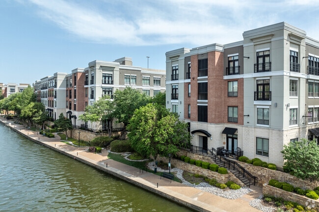 Exterior de la costa del lago Carolyn - Shoreline on Lake Carolyn