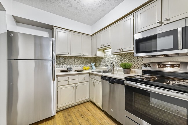 Stainless Kitchen Upgrade - Reserves at Arlington Apartments