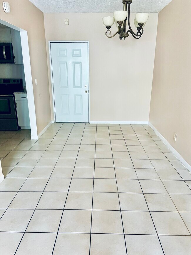 Dining - 2500 Coral Springs Dr Unidad 115