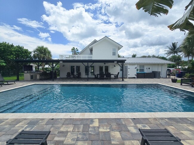 SEASONAL RENTAL - Luxury by the Beach! - SEASONAL RENTAL - Luxury by the Beach!
