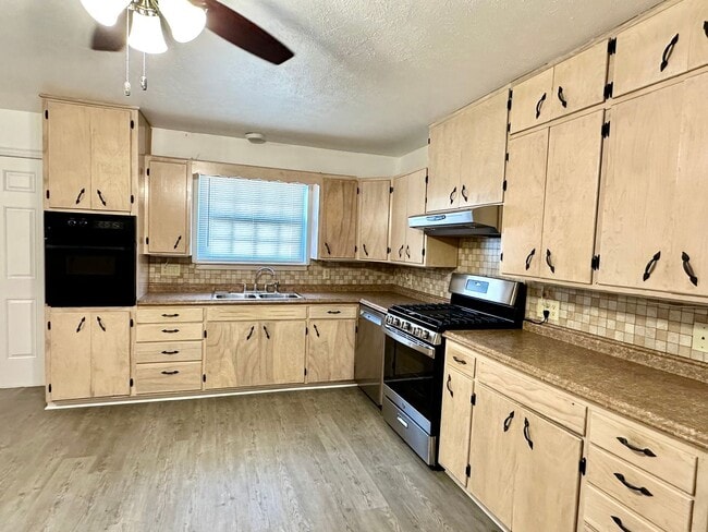 Building Photo - 3 Bed | 2 Bath | Pool | Screened Porch Rental