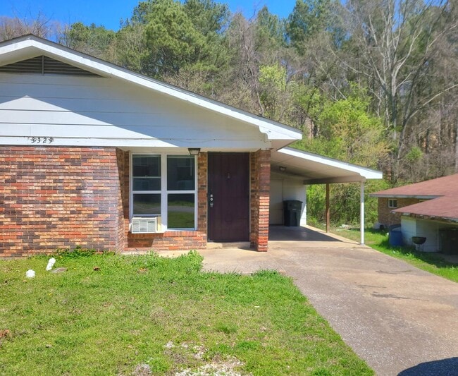 Building Photo - 2BR/1BA Duplex in Brainerd! Vouchers Accepted!
