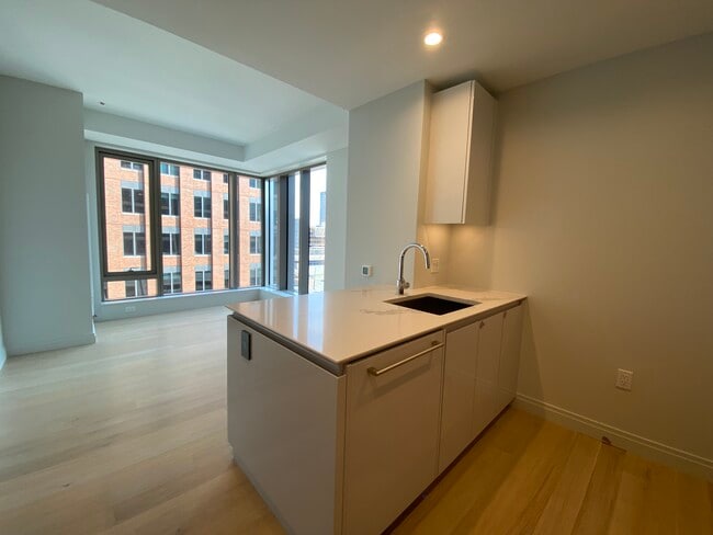 Building Photo - 135 Seaport Blvd Unit 708