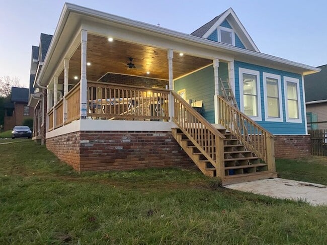 Building Photo - 5BR/3BA Unit in Fort Sanders Duplex | Walk... Rental