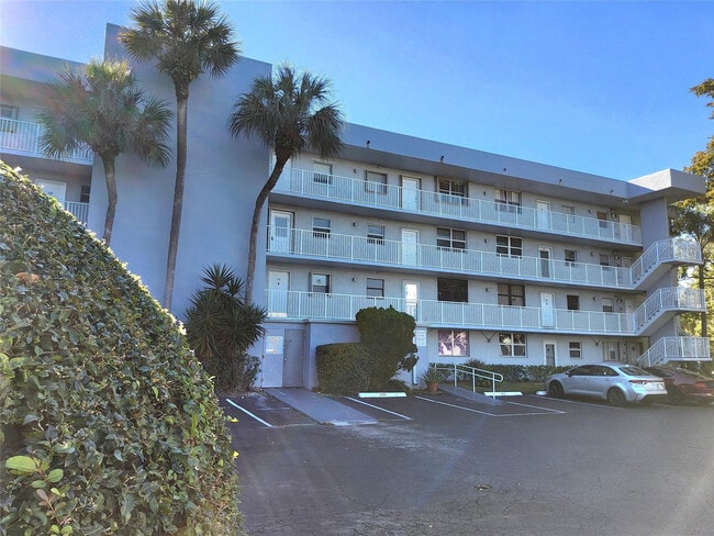 Photo - 112 Royal Pk Dr Unit 4F