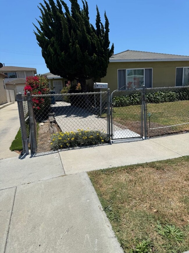 LAWNDALE 3 BDRM DUPLEX FOR LEASE - LAWNDALE 3 BDRM DUPLEX FOR LEASE House