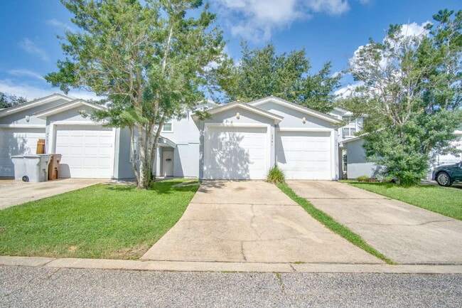 Photo - Navarre 3/2.5 Townhome – Minutes from Nava...