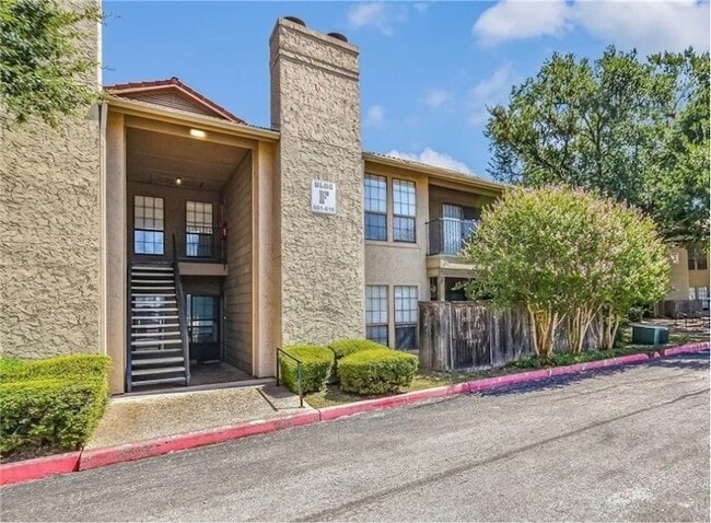 Building Photo - 1202 Thorpe Ln Unit 612