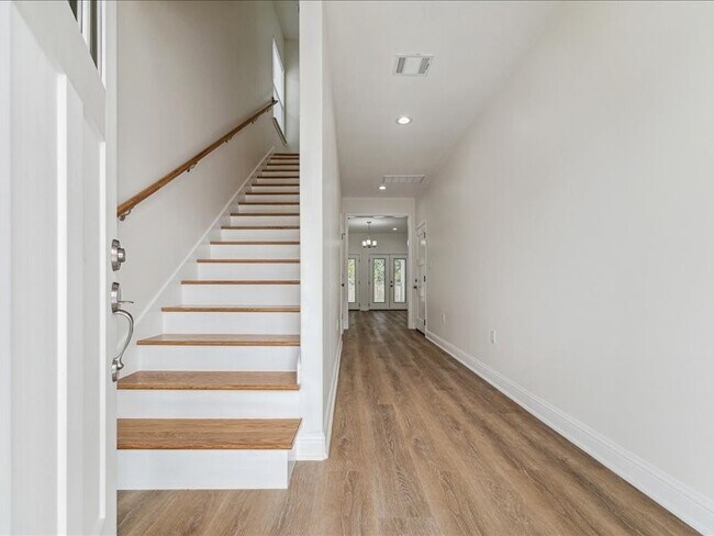 Photo - 915 E 37th St