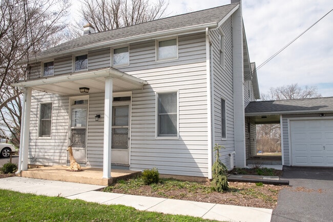 Building Photo - 1366 Lititz Rd Unit 1366