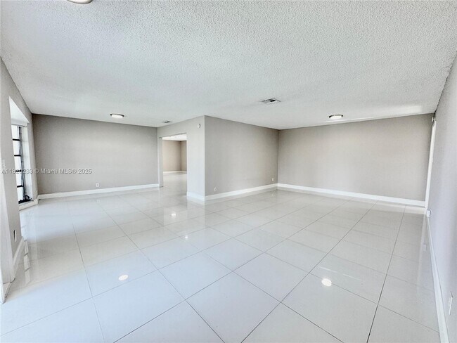 Photo - 4905 Harrison St