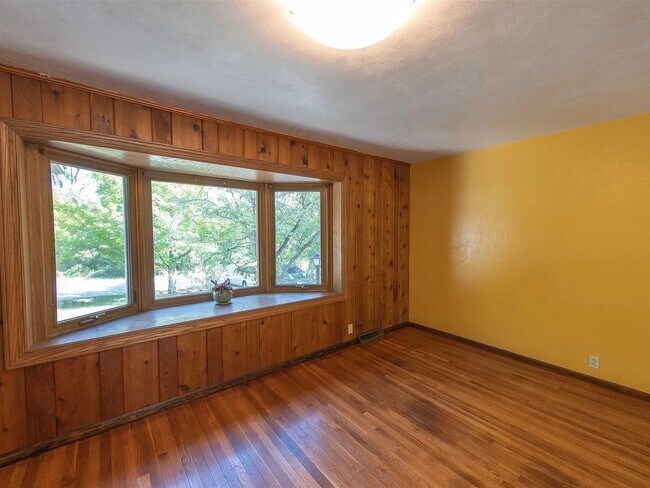 Photo - 2536 E 8th St