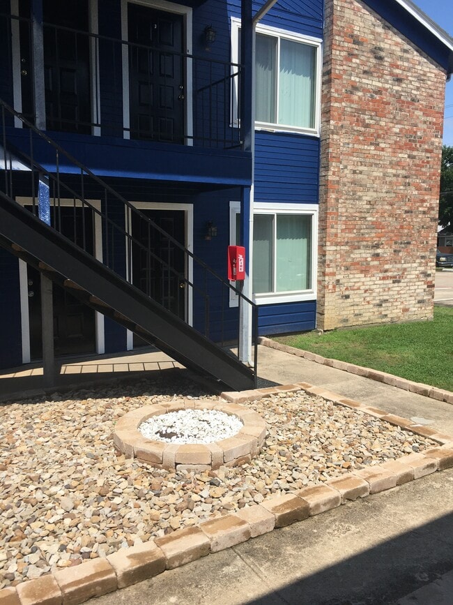 Building Photo - Hampshire Apartments