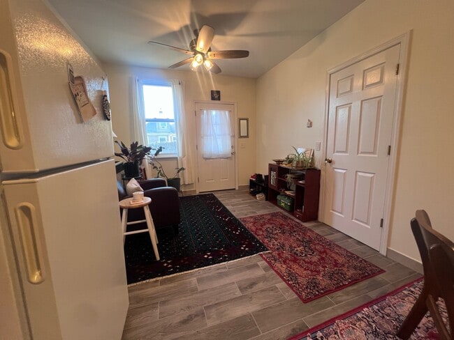 Building Photo - 2979 Fairfield Ave Unit R1