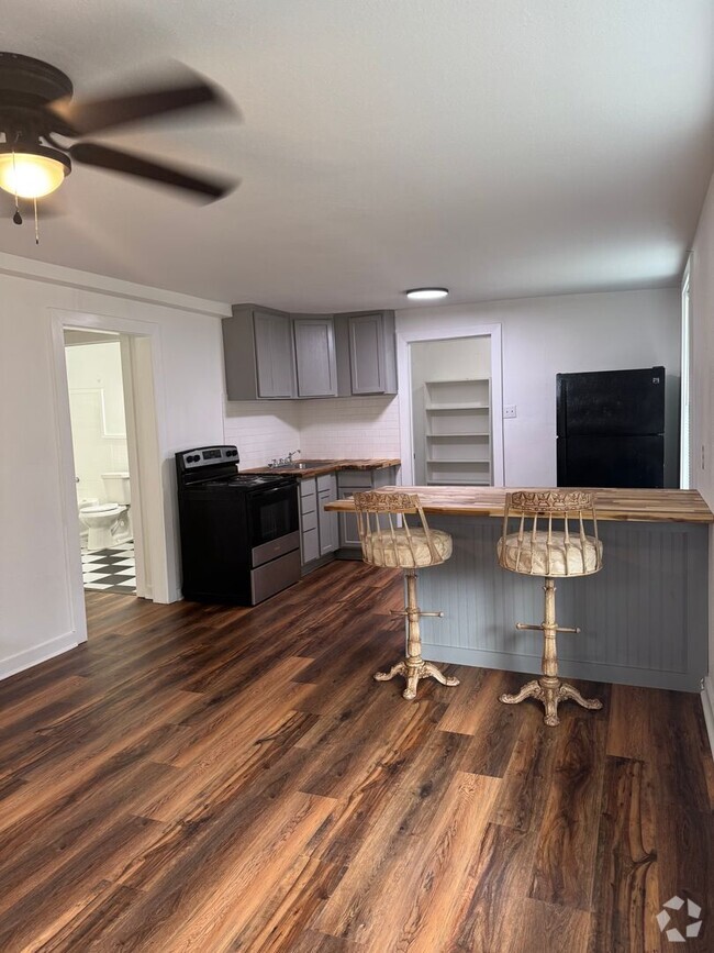 Building Photo - Cute 1/1 Apartment Near Downtown Bryan!