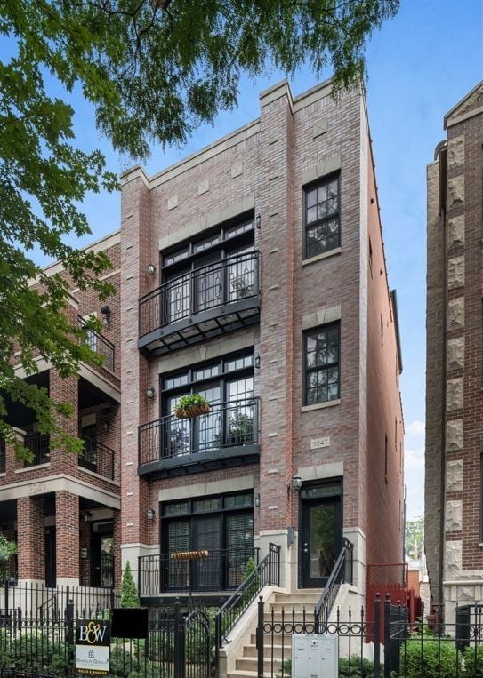 Facade - 3247 N Clifton Ave Unit 3