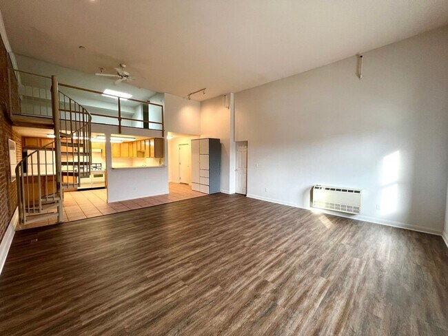 Building Photo - 319-323 S Broadway Unit A321 1/2-3