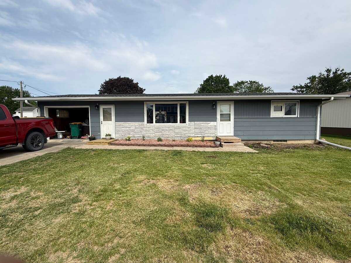 Photo - 120 6th St N