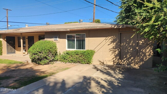 Building Photo - 2645 W Morten Ave Unit 3