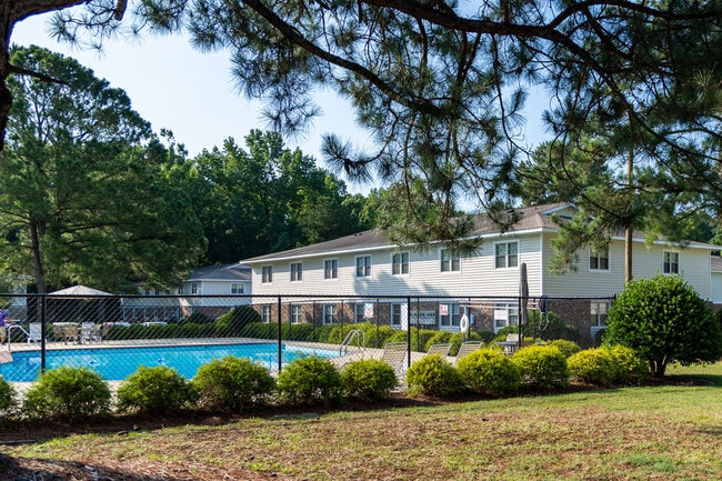 Exterior y piscina de Eastbrook - Eastbrook and Village Green Apartments