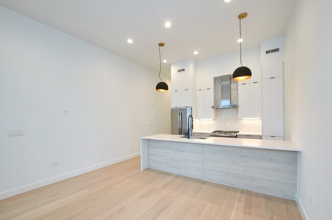 Photo - 360 Meridian St Unit 5