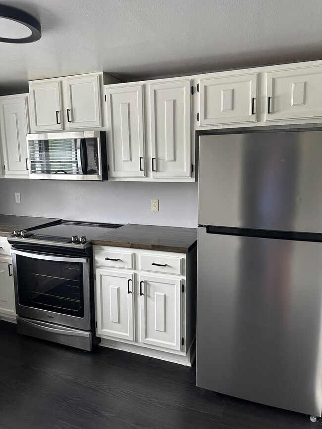 Photo - Nice 2 Bedroom 1 Bath Apartment above a salon. 1 Level