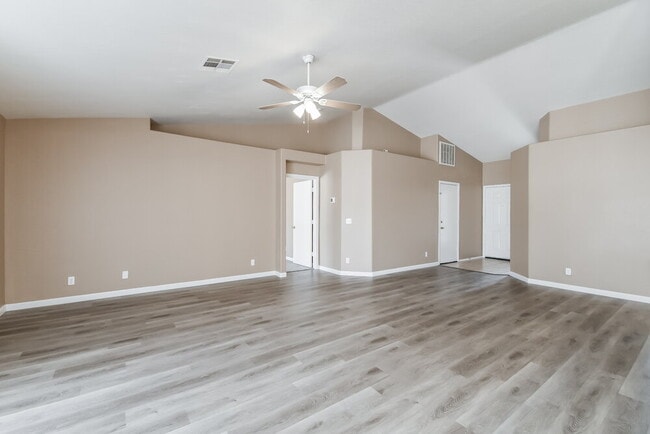 Photo - 527 N Bailey Cir