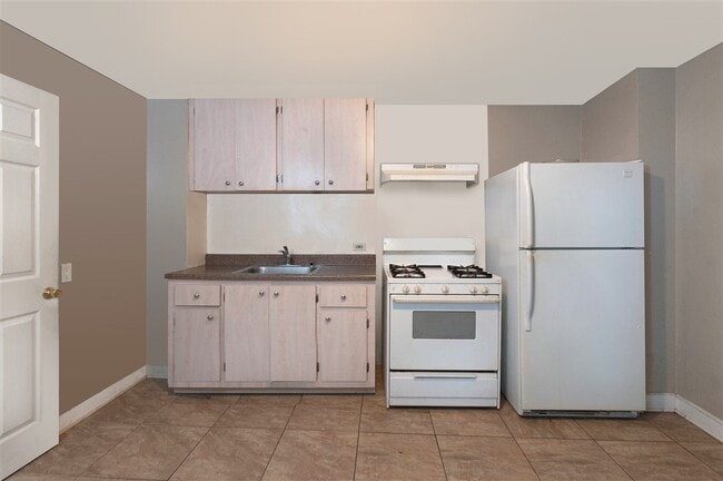 Building Photo - 492 Linwood St