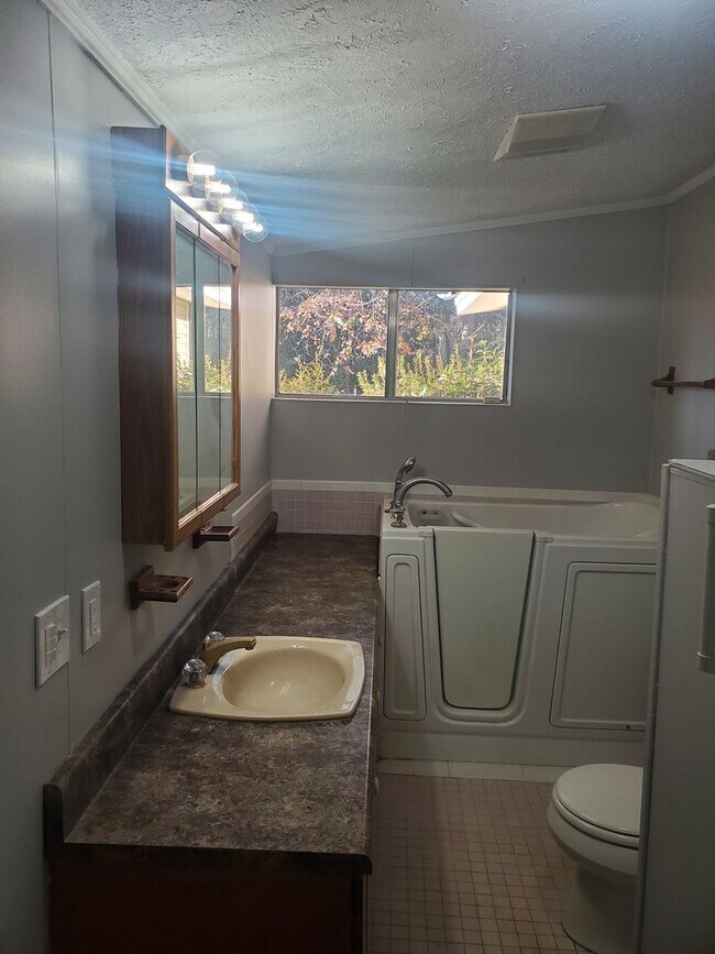 Photo - 419 Airport Rd