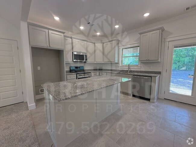 Building Photo - Single-Family Home- 2 Bed/ 2 Bath w/ Hobby...