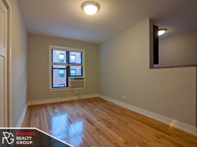 Photo - 908 W George St Apartments