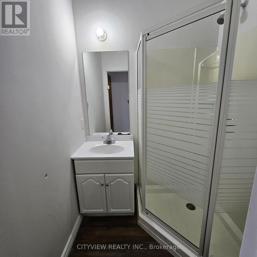 Photo - 381 Dundas St E